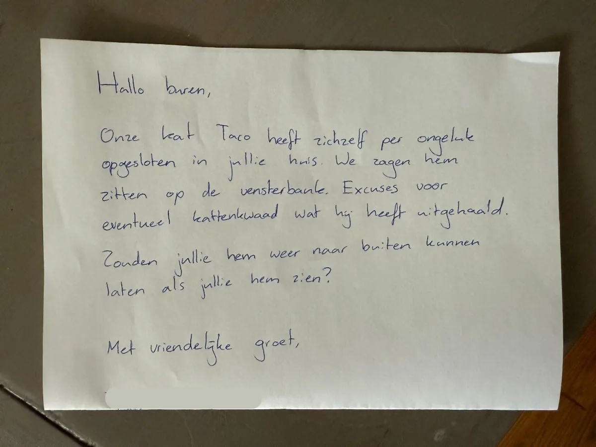 Handgeschreven briefje van buren over kat Taco die per ongeluk in huis zat